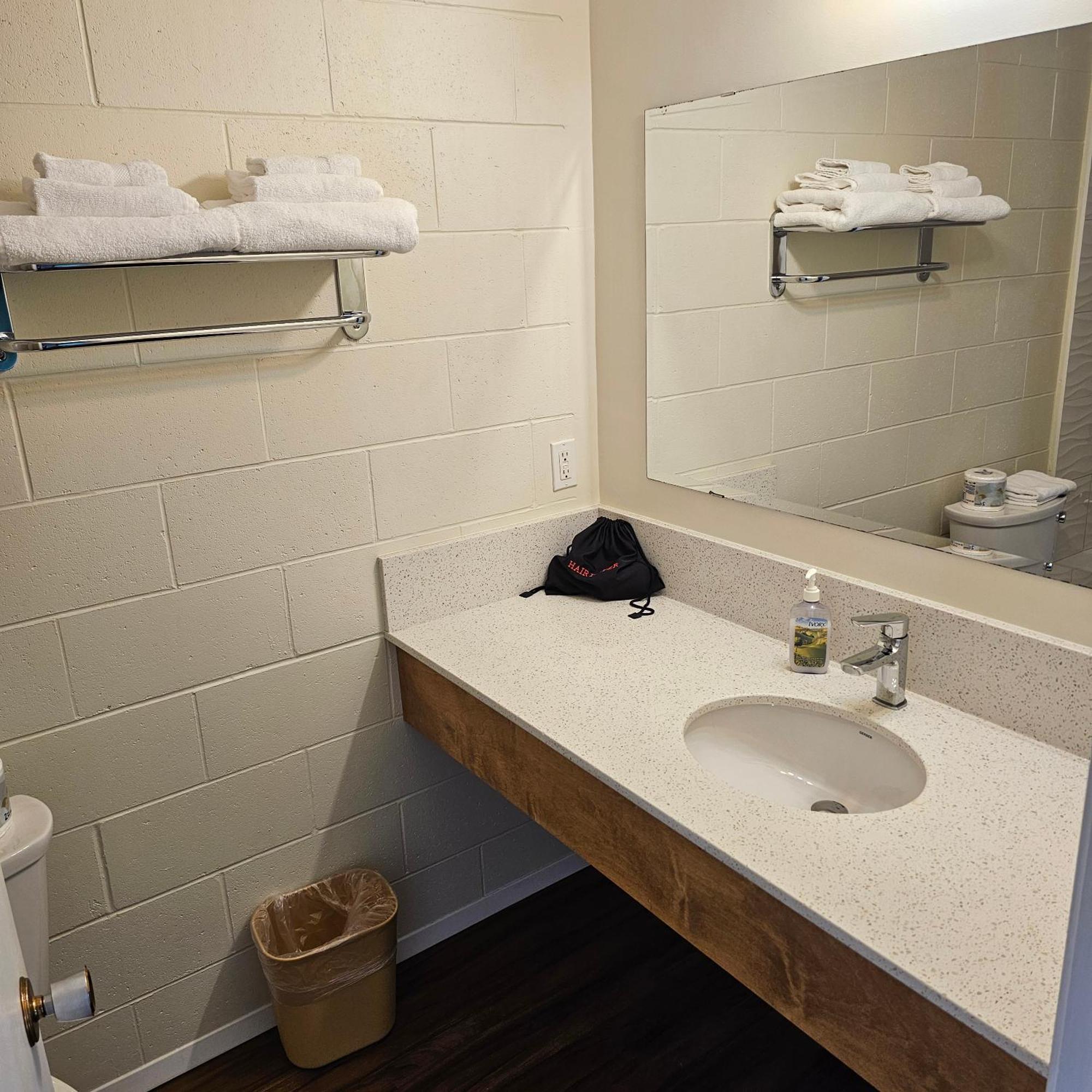 Pacific Rim Motel Ucluelet Ngoại thất bức ảnh